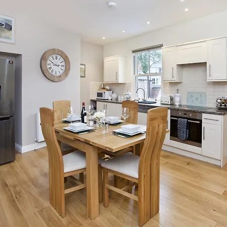 Dewsbury Cottages Apartment *